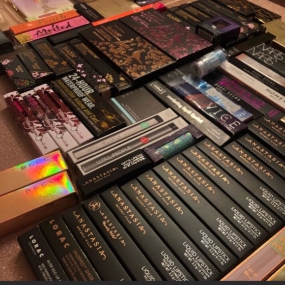 ‼️ NEW ‼️ MAKEUP MYSTERY BOX - Picture 4 of 7